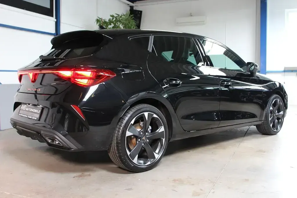 Neu Cupra Leon 150 PS (110 kW) 2026 Midnight schwarz meta... Limousine