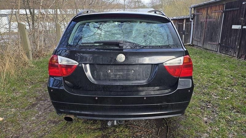Gebraucht BMW 318 129 PS (94 kW) 2006 Schwarz Kombi