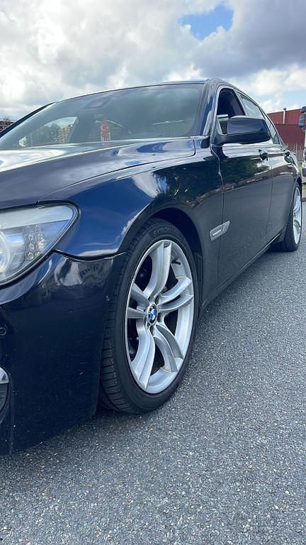 Schwarz Gebraucht 2012 BMW 740 M Sport Limousine | 9.550 € (Fairer Preis) - Bild 1/4