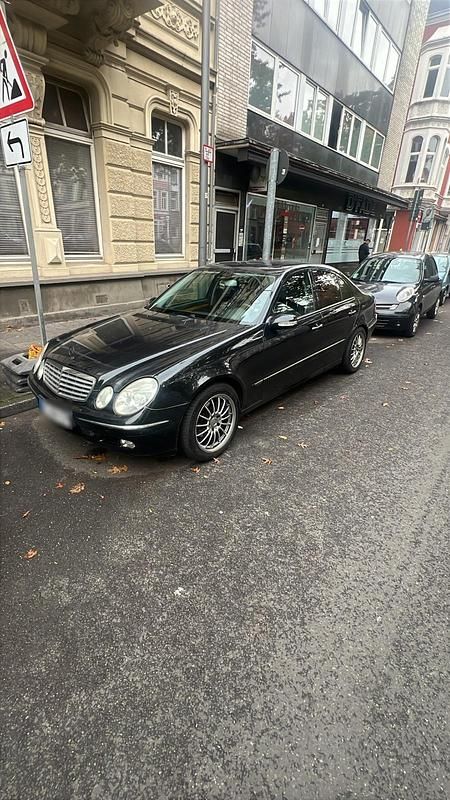 Usata Mercedes E220 150 CV (110 kW) 2004 Nero Berlina