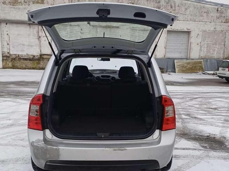 Gebraucht Kia Carens EX 132 PS (97 kW) 2009 Silber Van / Kleinbus