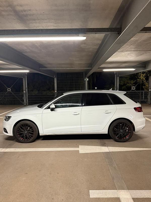 Weiß Gebraucht 2014 Audi A3 Sportback Design Kleinwagen | 8.899 € (Fairer Preis) - Bild 1/4