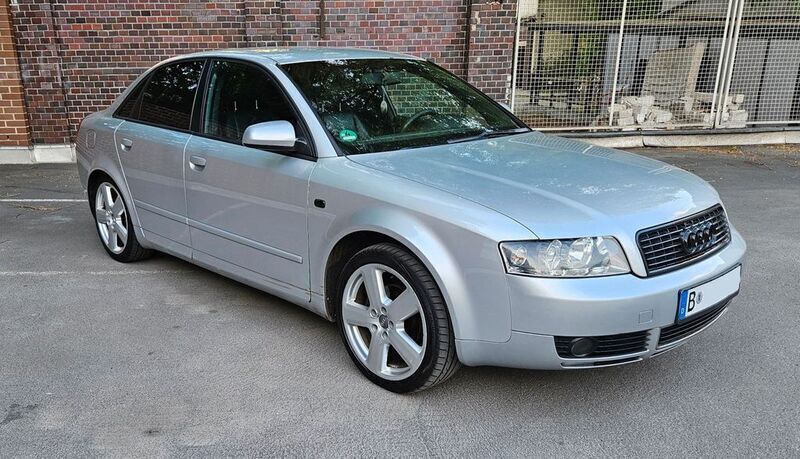 Silber Gebraucht 2004 Audi A4 Limousine | 3.900 € (Etwas zu teuer) - Bild 1/4