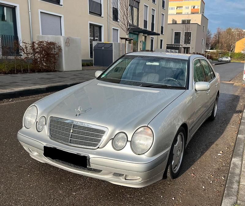 Silber Gebraucht 2001 Mercedes E200 Limousine | 2.900 € (Superpreis) - Bild 1/4