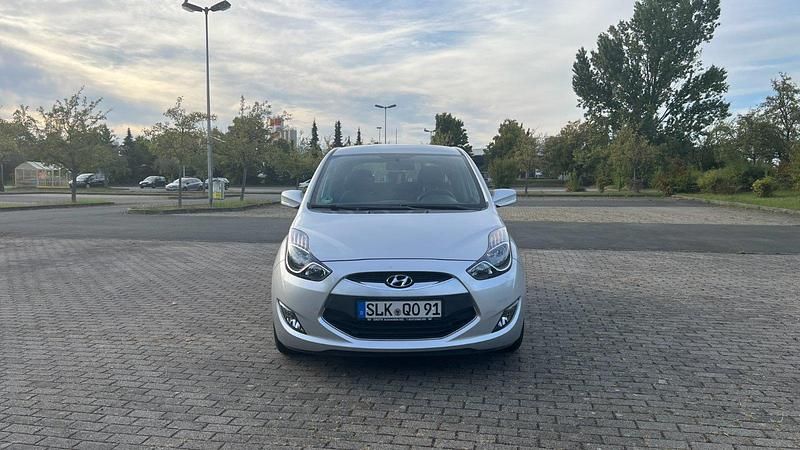 Grau Gebraucht 2012 Hyundai ix20 Classic Van / Kleinbus | 6.800 € (Guter Preis) - Bild 1/4