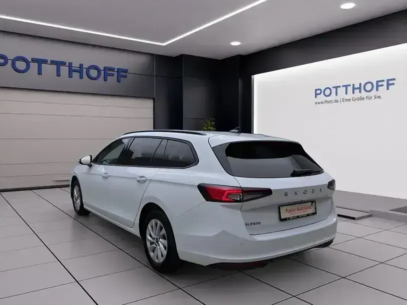 Gebraucht Skoda Superb Essence 150 PS (110 kW) 2025 Purity weiss Kombi