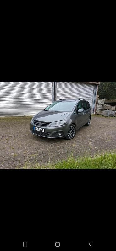 Grau Gebraucht 2016 Seat Alhambra Van / Kleinbus | 13.499 € (Fairer Preis) - Bild 1/4