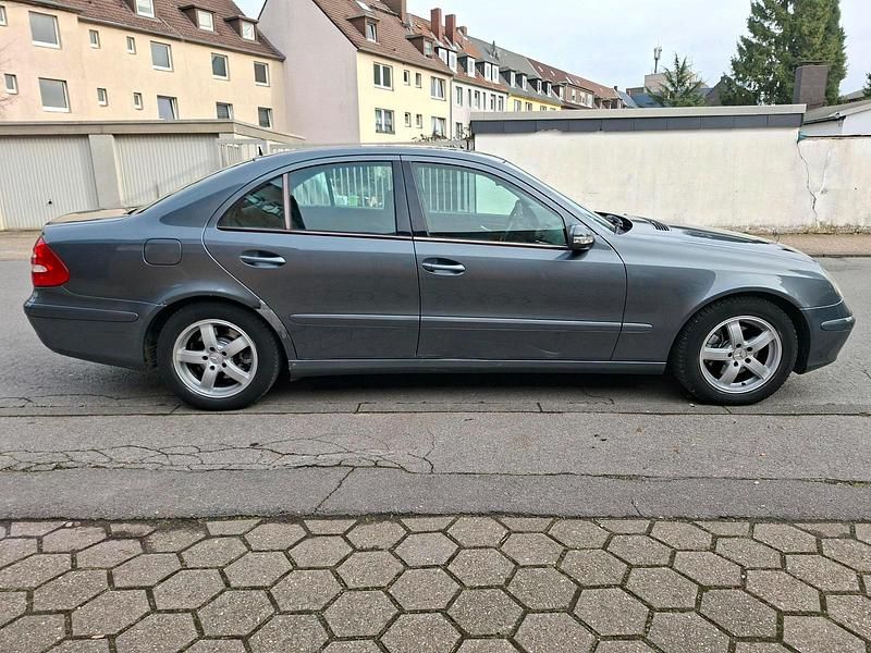 Gebraucht Mercedes E220 150 PS (110 kW) 2005 Grau Limousine