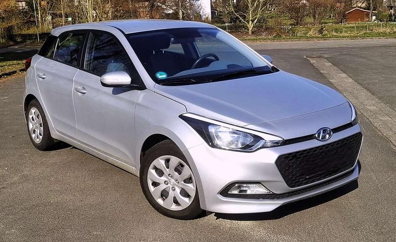 Gebraucht Hyundai i20 GO! 75 PS (55 kW) 2016 Silber Limousine
