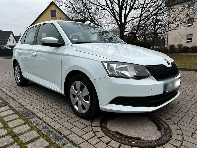 Weiß Gebraucht 2015 Skoda Fabia Kleinwagen | 4.999 € (Fairer Preis) - Bild 1/4