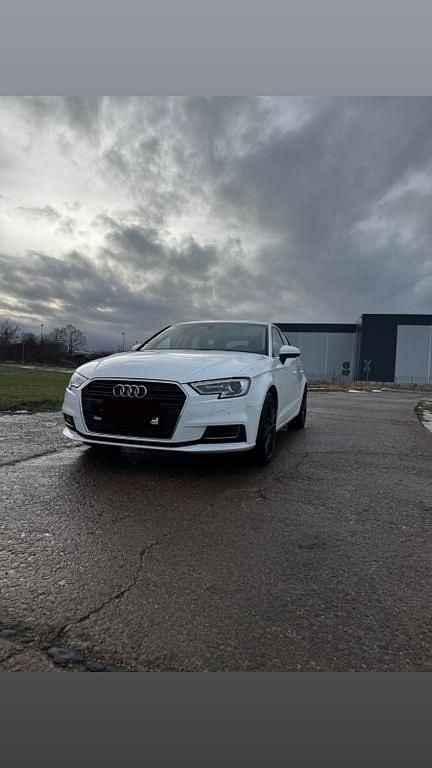 Weiß Gebraucht 2016 Audi A3 Ambiente Limousine | 15.000 € (Guter Preis) - Bild 1/4