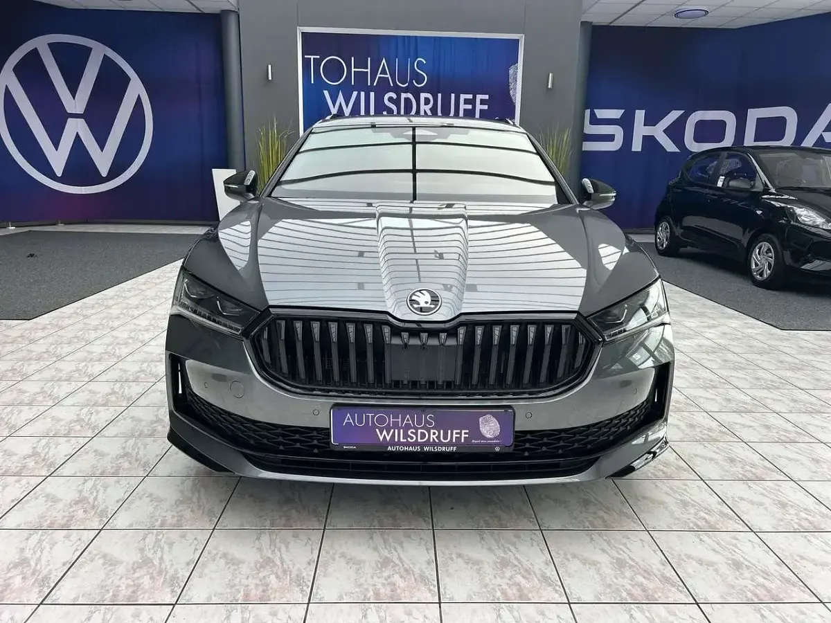 Neu Skoda Superb SportLine 150 PS (110 kW) 2025 Grau Kombi