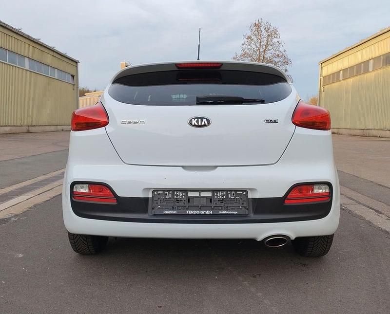 Gebraucht Kia Ceed 90 PS (66 kW) 2015 Weiß Kleinwagen