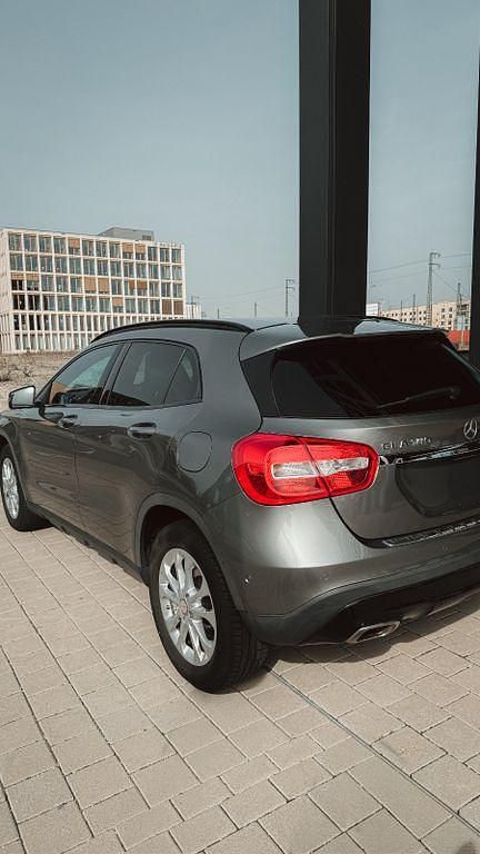 Gebraucht Mercedes GLA180 Night 122 PS (89 kW) 2017 Grau SUV