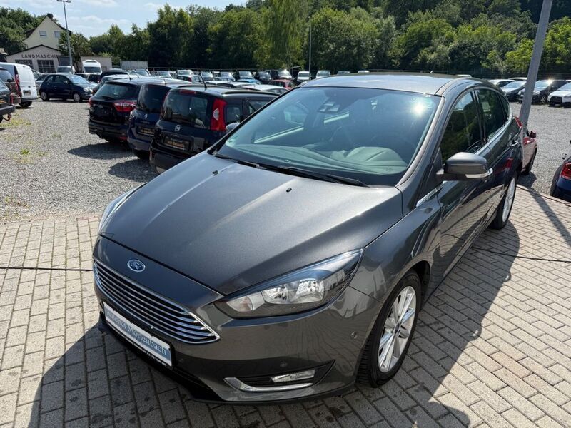 Grau Gebraucht 2016 Ford Focus Titanium Limousine | 8.499 € (Fairer Preis) - Bild 1/4