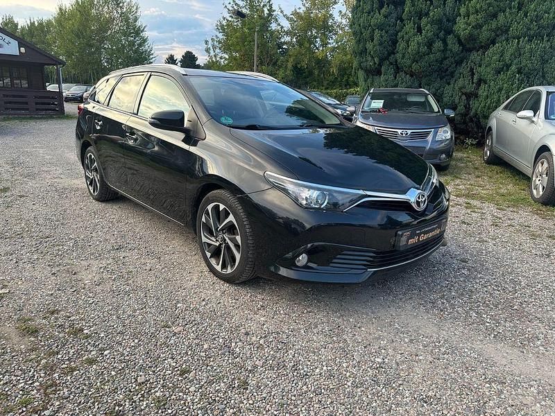 Schwarz Gebraucht 2016 Toyota Auris Touring Sports Design Kombi | 10.990 € (Fairer Preis) - Bild 1/4