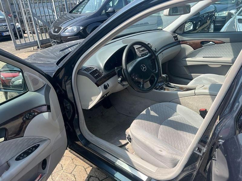 Gebraucht Mercedes E280 Avantgarde 177 PS (130 kW) 2005 Blau Limousine