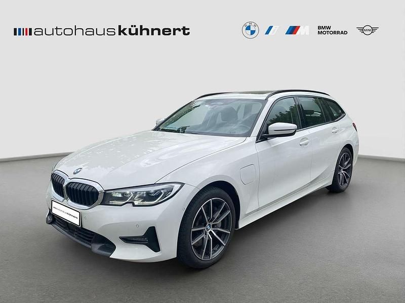 Alpinweiss iii Gebraucht 2021 BMW 330e iPerformance Kombi | 26.855 € (Fairer Preis) - Bild 1/4