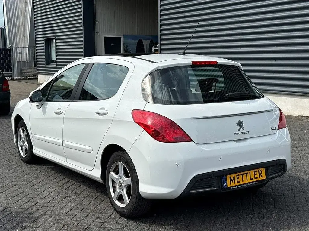 Gebraucht Peugeot 308 Active 120 PS (88 kW) 2012 Weiß Limousine