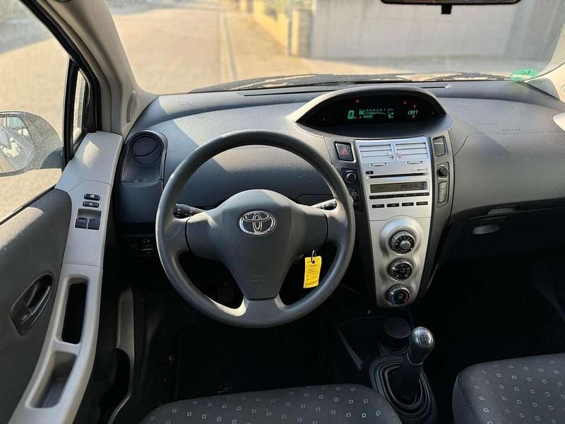 Gebraucht Toyota Yaris Cool 69 PS (50 kW) 2009 Silber Limousine