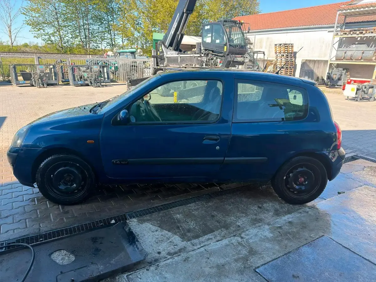 Używany Renault Clio II 75 KM (55 kW) 2001 Niebieski Hatchback