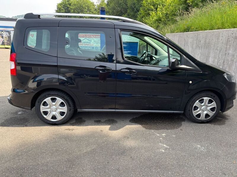 Schwarz Gebraucht 2018 Ford Tourneo Courier Trend Van / Kleinbus | 7.950 € (Guter Preis) - Bild 1/4