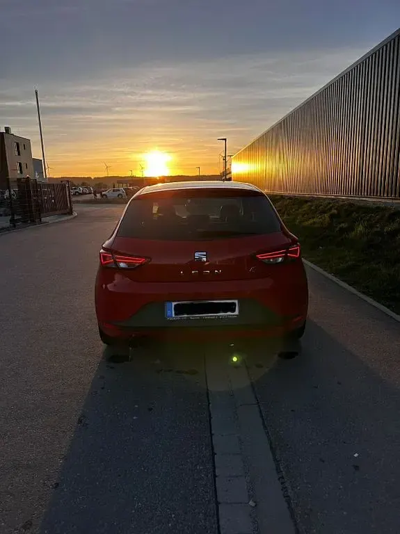 Używany Seat Leon FR 179 KM (131 kW) 2013 Czerwony Sedan/Limuzyna