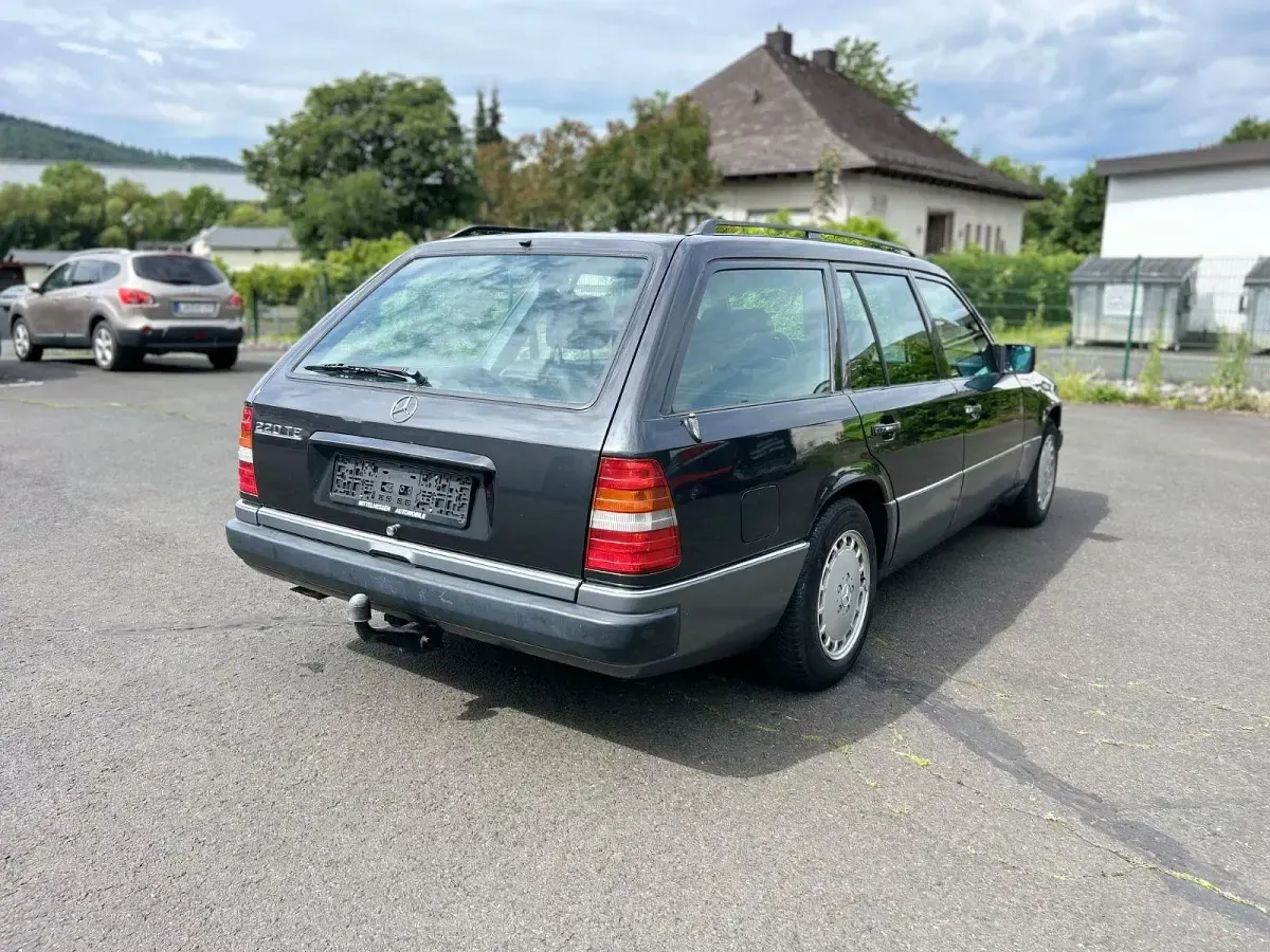 Gebraucht Mercedes E220 150 PS (110 kW) 1992 Grau Kombi