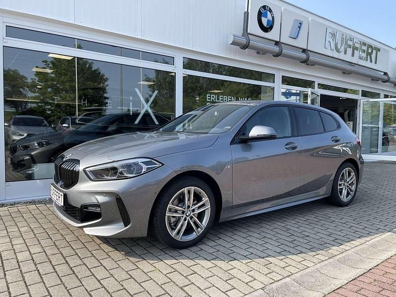 Skyscraper grau metallic Neu 2025 BMW 118 M Sport Kleinwagen | 39.350 € (Teuer) - Bild 1/4
