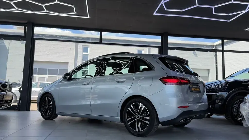Gebraucht Mercedes B200 163 PS (119 kW) 2024 Silber Kleinwagen
