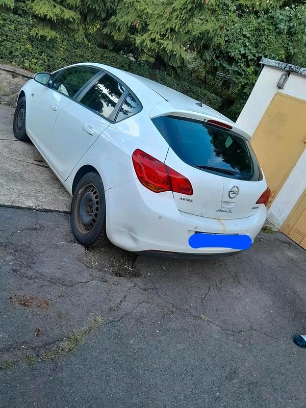 Weiß Gebraucht 2011 Opel Astra Limousine | 2.799 € (Guter Preis) - Bild 1/4