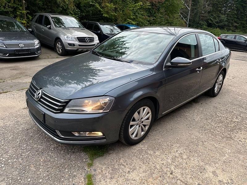 Grau Gebraucht 2011 VW Passat Limousine | 6.400 € (Guter Preis) - Bild 1/4