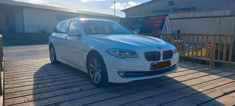Weiß Gebraucht 2013 BMW 520 Kombi | 8.499 € (Fairer Preis) - Bild 1/4