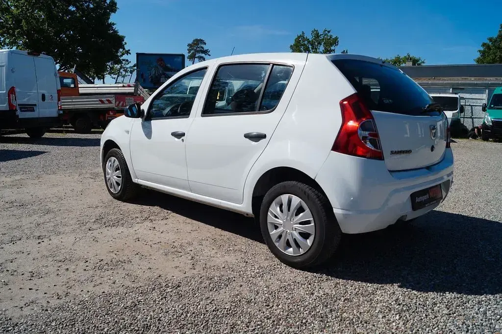 Gebraucht Dacia Sandero Basis 75 PS (55 kW) 2012 Weiß Limousine
