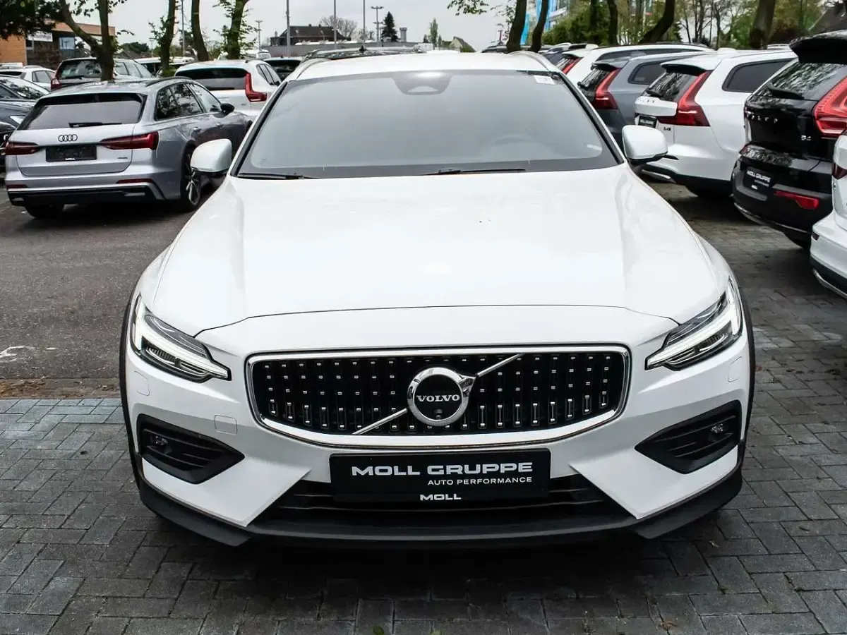 Gebraucht Volvo V60 CC Plus 197 PS (144 kW) 2024 Crystal white pearl / metallic Kombi