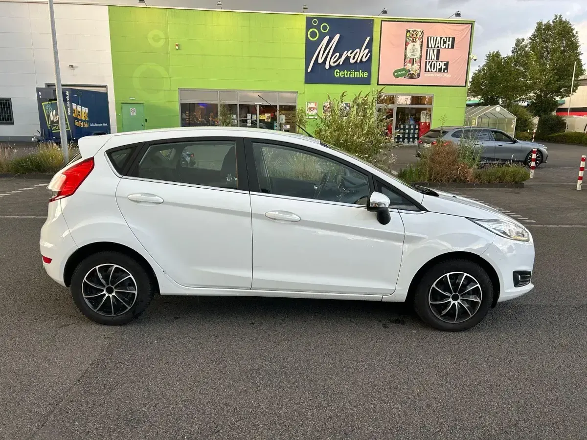 Gebraucht Ford Fiesta 101 PS (74 kW) 2014 Weiß Kleinwagen