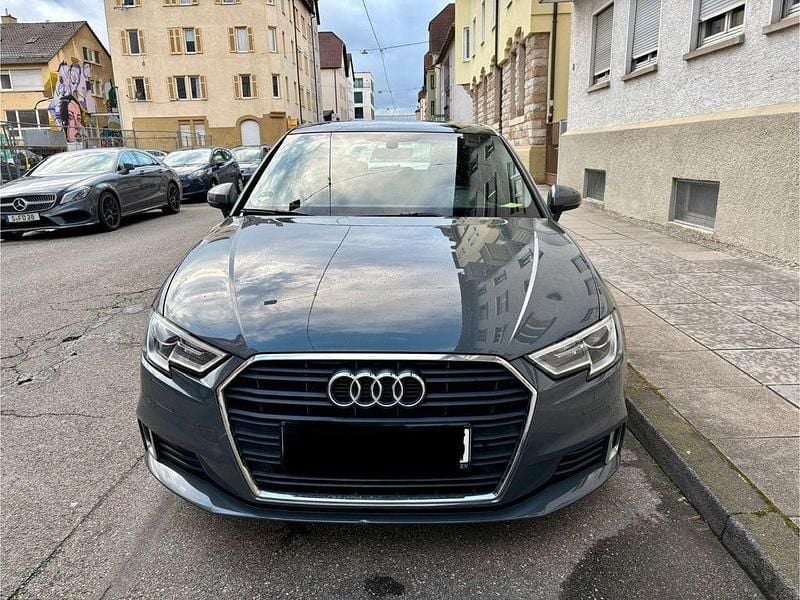 Grau Gebraucht 2019 Audi A3 Sportback Sport Limousine | 15.300 € (Guter Preis) - Bild 1/4