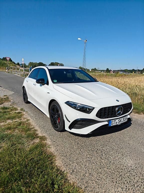Weiß Gebraucht 2023 Mercedes A35 AMG AMG Limousine | 39.999 € (Guter Preis) - Bild 1/4