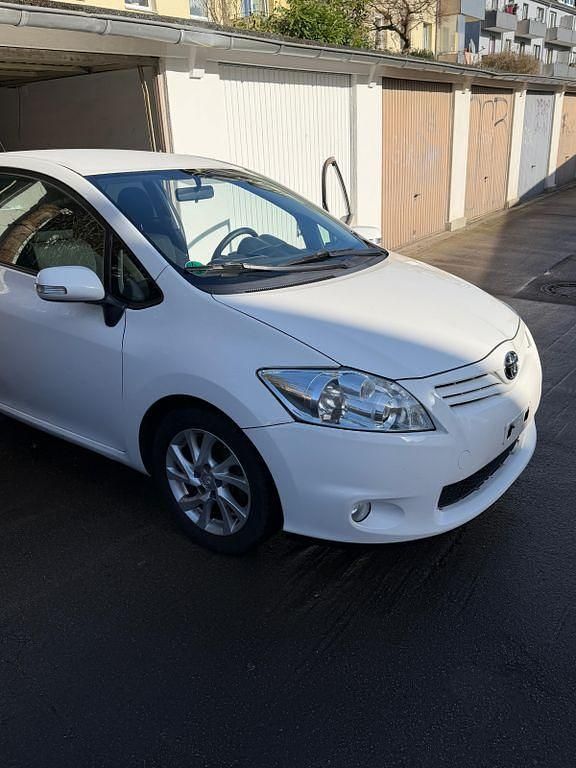 Gebraucht Toyota Auris 99 PS (72 kW) 2012 Weiß Kleinwagen