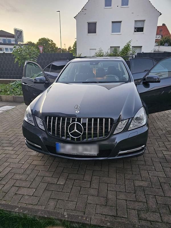 Grau Gebraucht 2010 Mercedes E300 Limousine | 6.450 € (Fairer Preis) - Bild 1/4