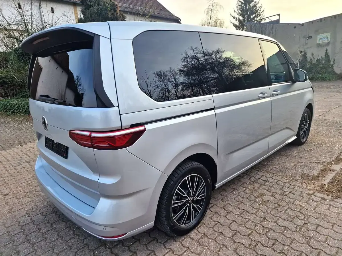 Gebraucht VW Multivan Life 150 PS (110 kW) 2024 Reflexsilber metallic Van / Kleinbus