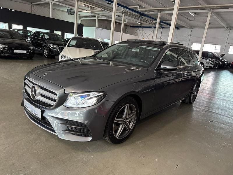 Grau Gebraucht 2020 Mercedes E300 AMG line Limousine | 29.890 € (Etwas zu teuer) - Bild 1/4