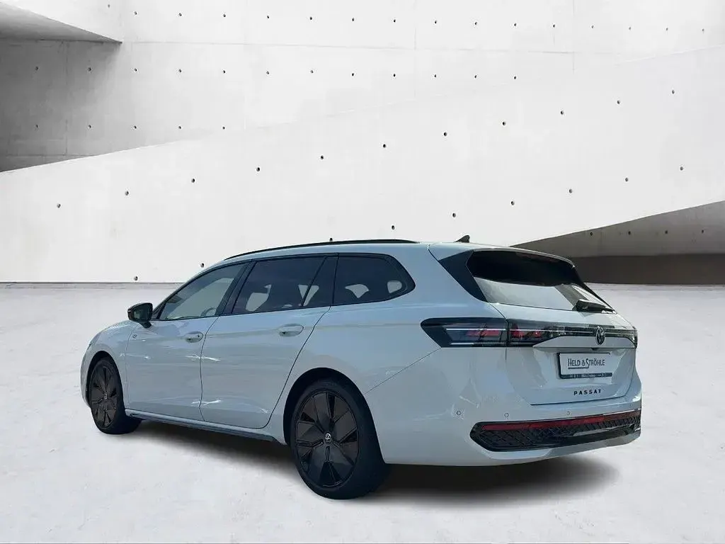 Gebraucht VW Passat R-line 193 PS (141 kW) 2025 Pure white Kombi