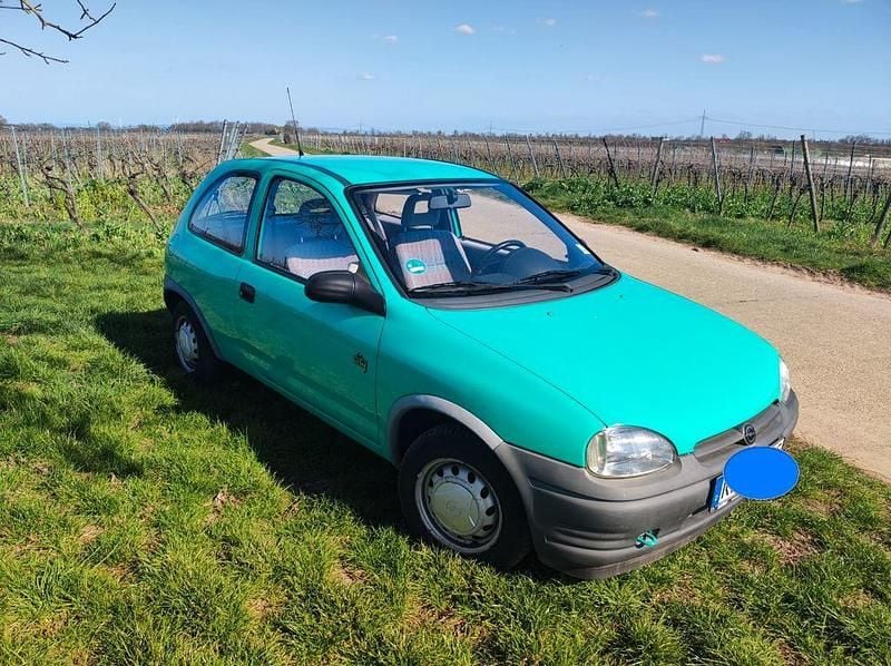 Grün Gebraucht 1996 Opel Corsa Limousine | 1.900 € (Etwas zu teuer) - Bild 1/4