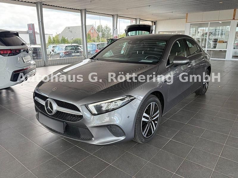 Grau metallic Gebraucht 2020 Mercedes A250 Urban | 25.180 € (Fairer Preis) - Bild 1/4