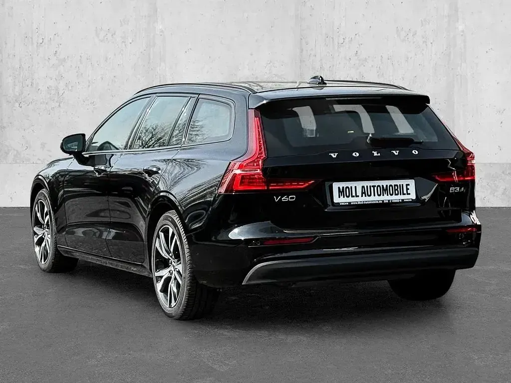 Gebraucht Volvo V60 163 PS (119 kW) 2023 Black solid / solid Kombi