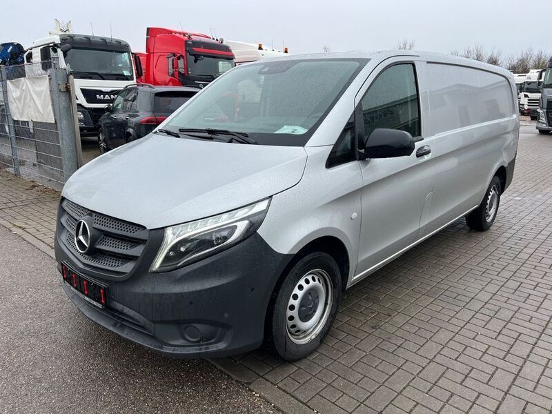 Silber Gebraucht 2022 Mercedes Vito Van / Kleinbus | 21.301 € (Superpreis) - Bild 1/4