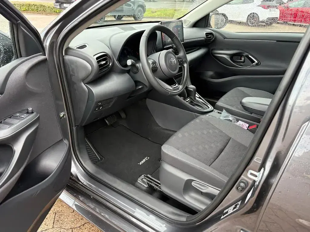 Neu Toyota Yaris Hybrid 116 PS (85 kW) 2026 Grau Limousine