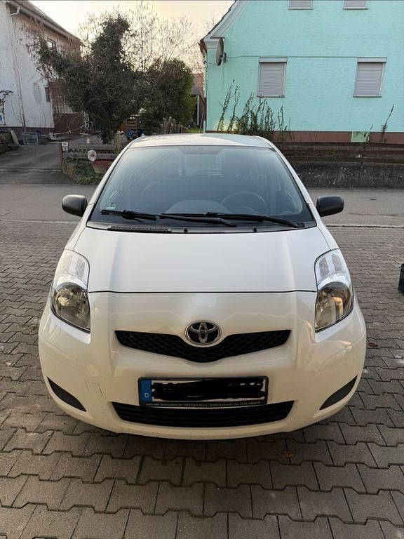Gebraucht Toyota Yaris 69 PS (50 kW) 2010 Weiß Kleinwagen