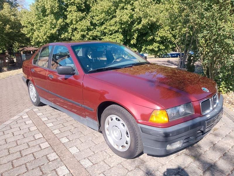 Rot Gebraucht 1993 BMW 320 Limousine | 2.199 € - Bild 1/4